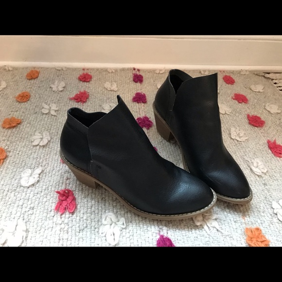 Universal Thread Booties - Picture 2 of 8